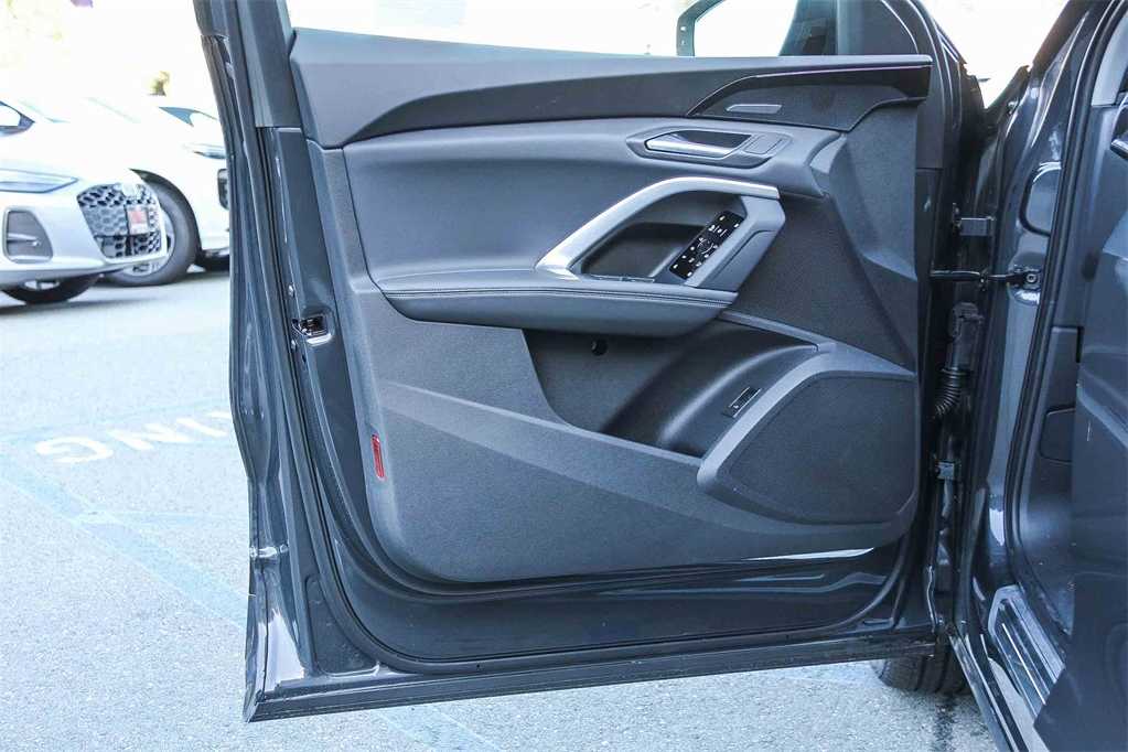 Thumbnail: 2025 Audi Q5 - 22