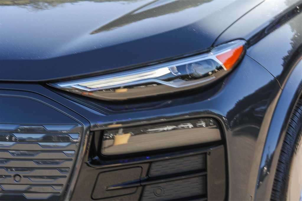 Thumbnail: 2025 Audi Q6 e-tron - 7