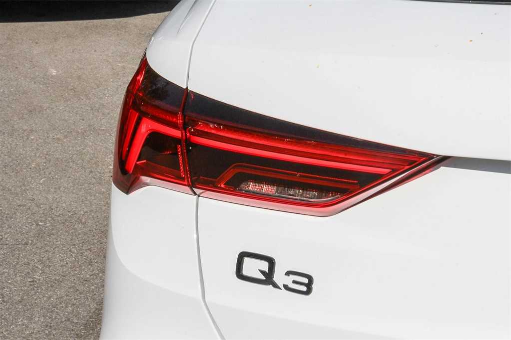 Thumbnail: 2025 Audi Q3 - 11