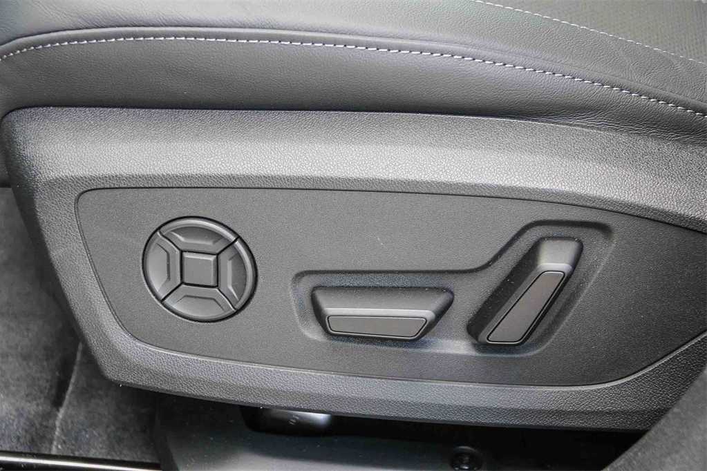 Thumbnail: 2025 Audi e-tron S - 21