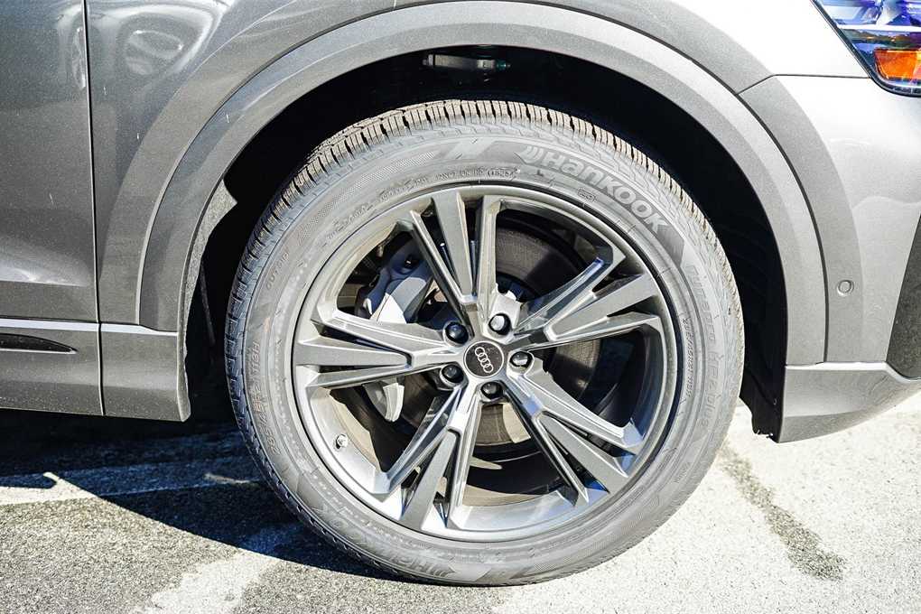 Thumbnail: 2026 Audi Q8 - 9