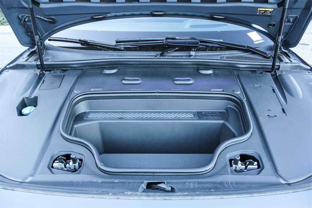 Thumbnail: 2025 Audi e-tron S - 26