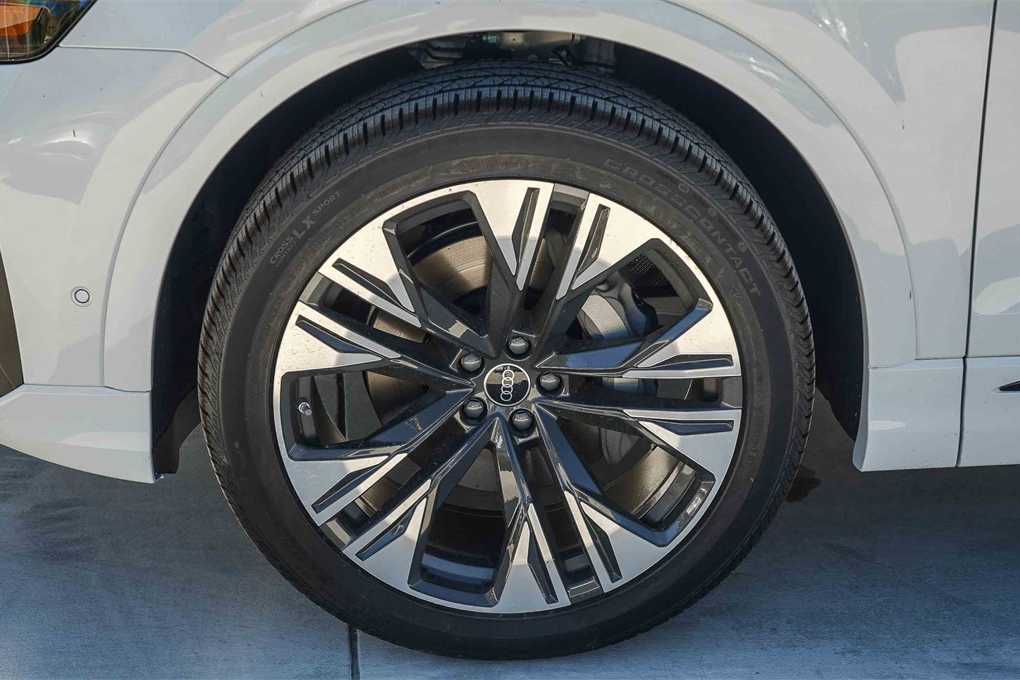 Thumbnail: 2025 Audi Q8 - 10