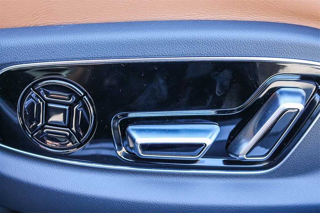 Thumbnail: 2025 Audi A8 - 24