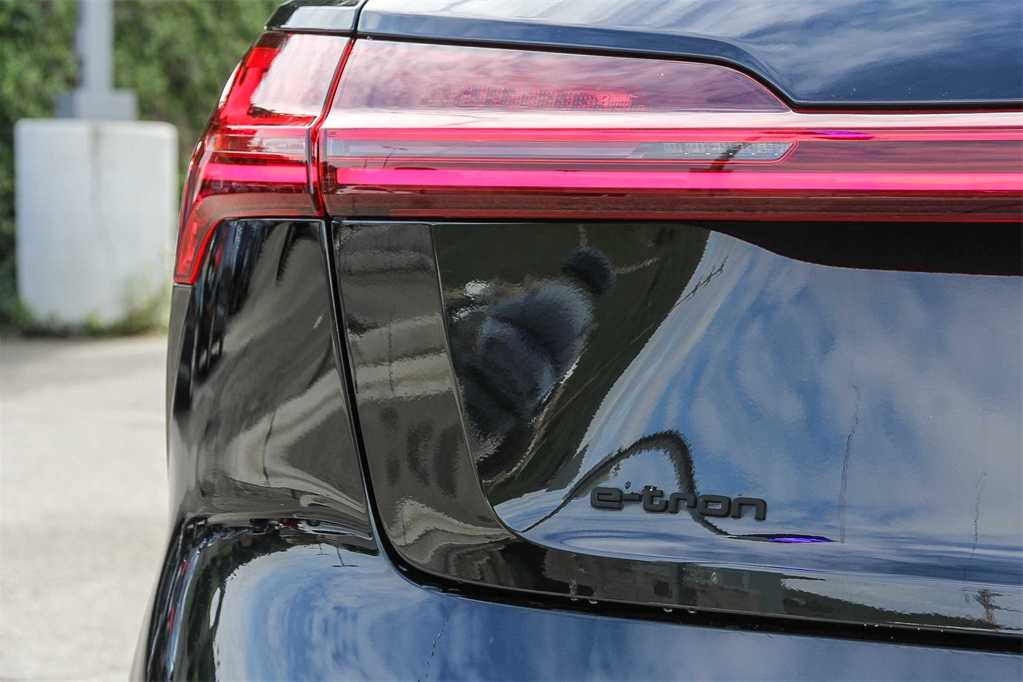 Thumbnail: 2022 Audi e-tron - 11