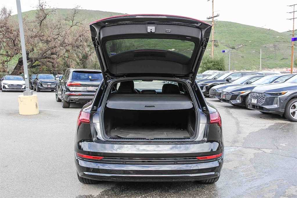 Thumbnail: 2022 Audi e-tron - 26