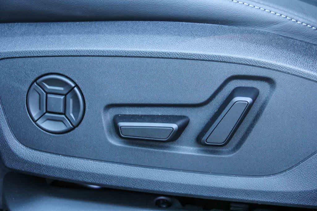 Thumbnail: 2025 Audi e-tron S - 21