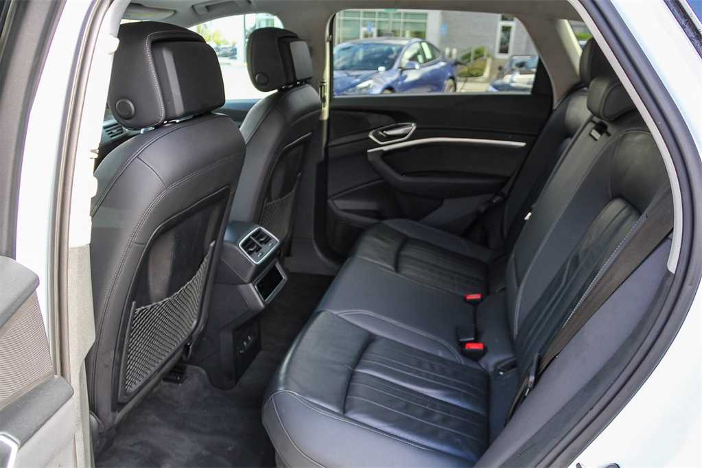 Thumbnail: 2022 Audi e-tron - 17