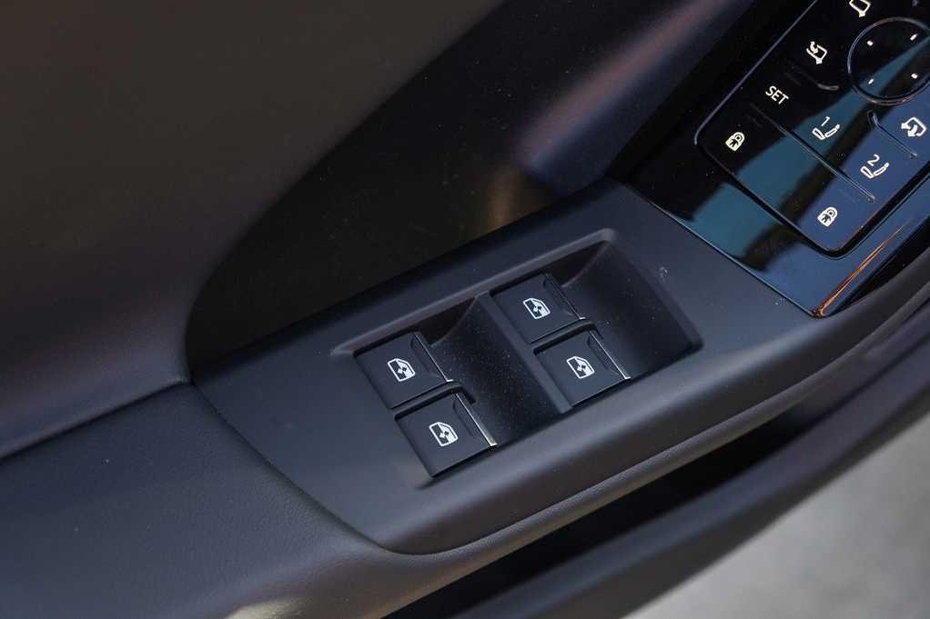 Thumbnail: 2027 Audi Q6 e-tron - 22