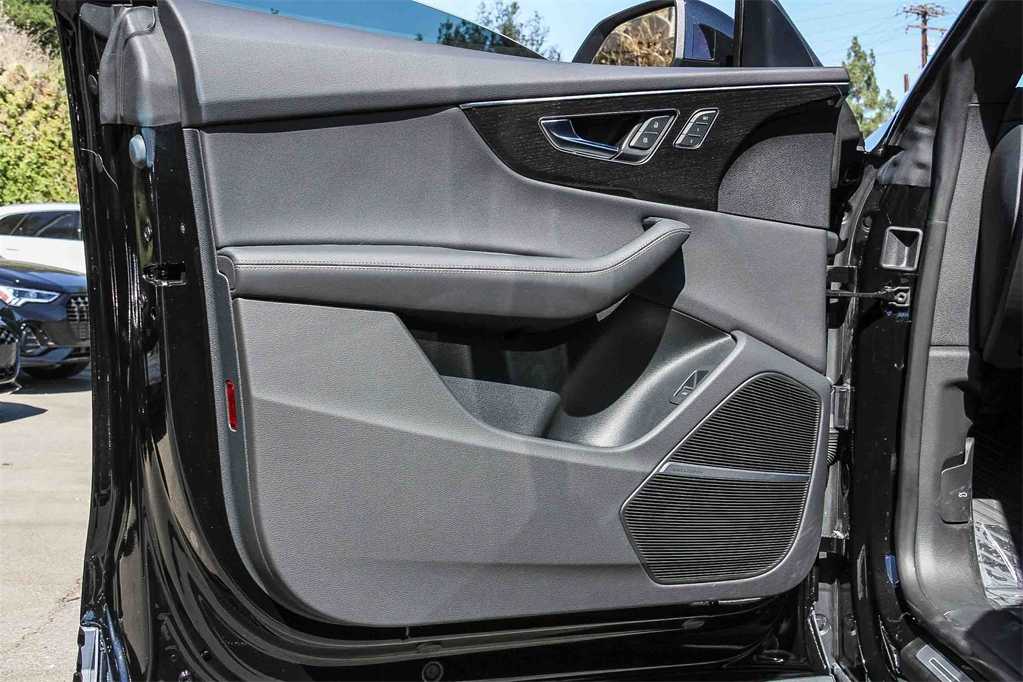 Thumbnail: 2025 Audi Q8 - 24