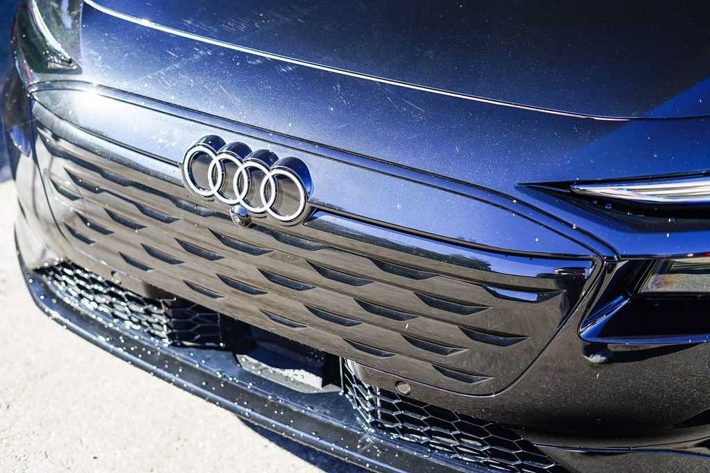 Thumbnail: 2025 Audi e-tron S - 8