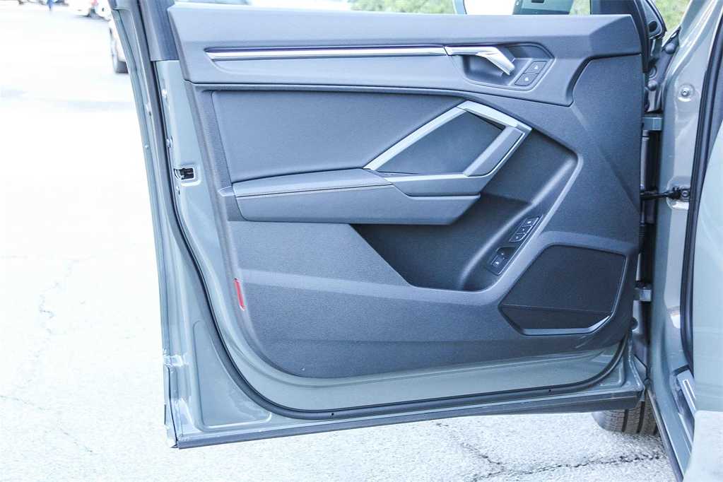 Thumbnail: 2025 Audi Q3 - 22