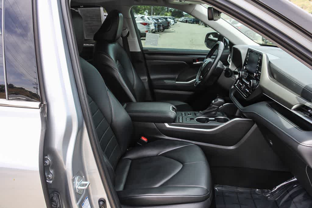 Thumbnail: 2021 Toyota Highlander - 18