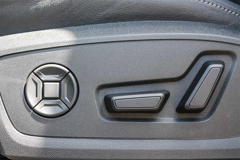 Thumbnail: 2025 Audi Q6 e-tron - 23
