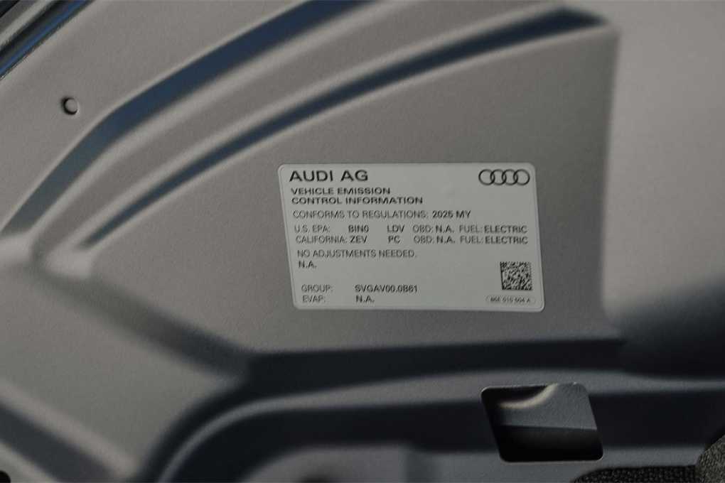 Thumbnail: 2025 Audi e-tron S - 30