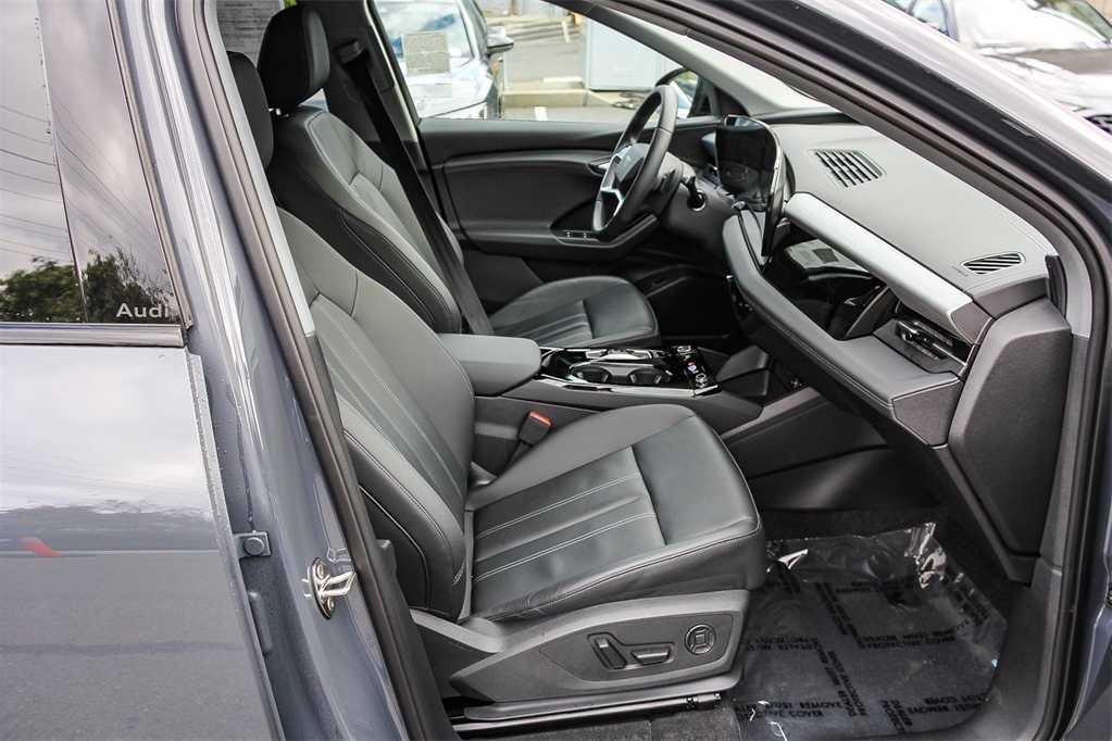 Thumbnail: 2025 Audi Q6 e-tron - 17