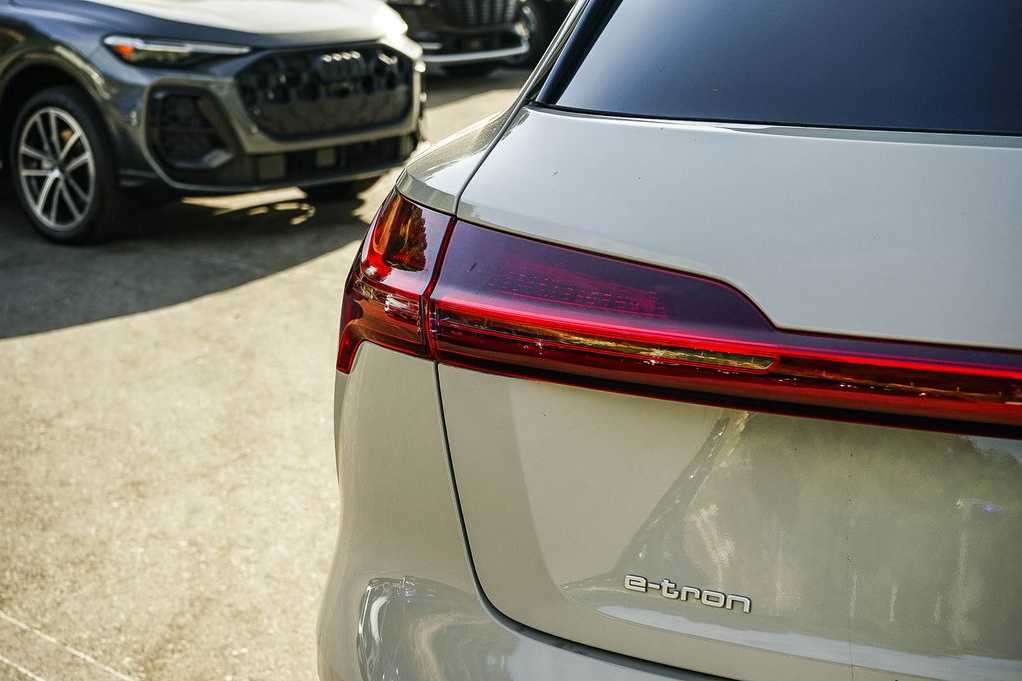 Thumbnail: 2021 Audi e-tron - 9
