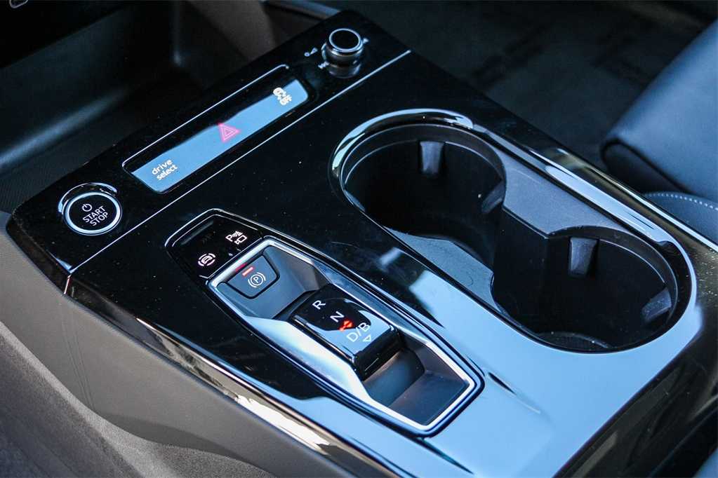 Thumbnail: 2025 Audi Q6 e-tron - 20