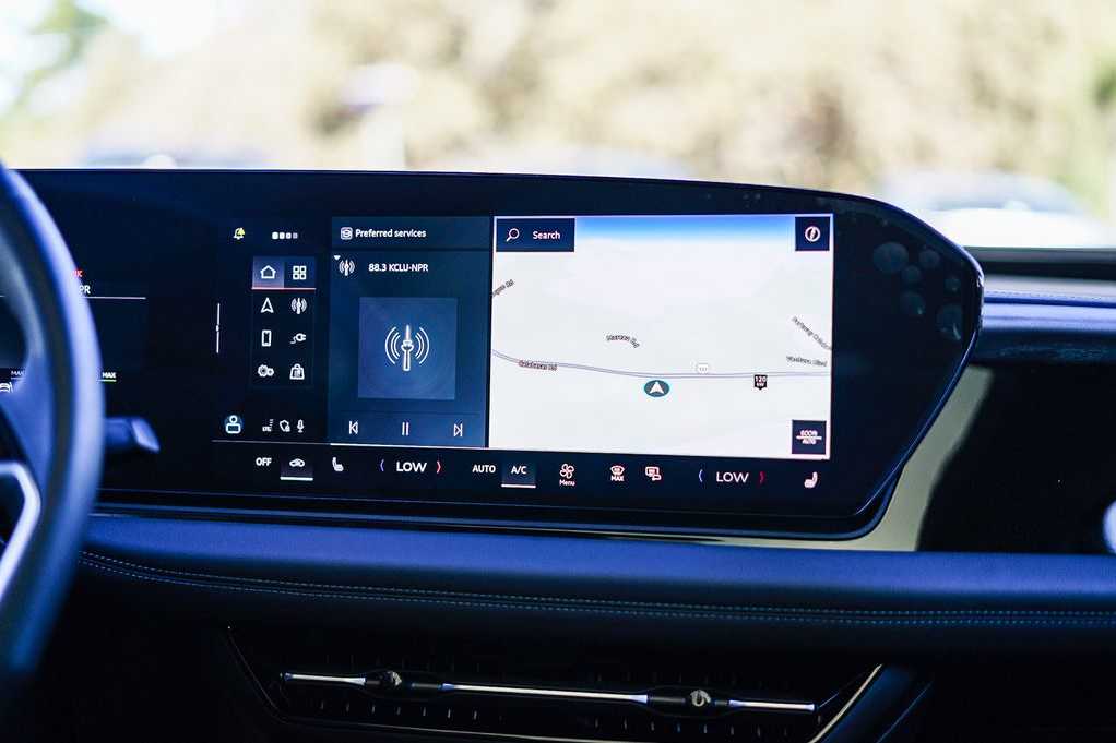 Thumbnail: 2025 Audi e-tron S - 14