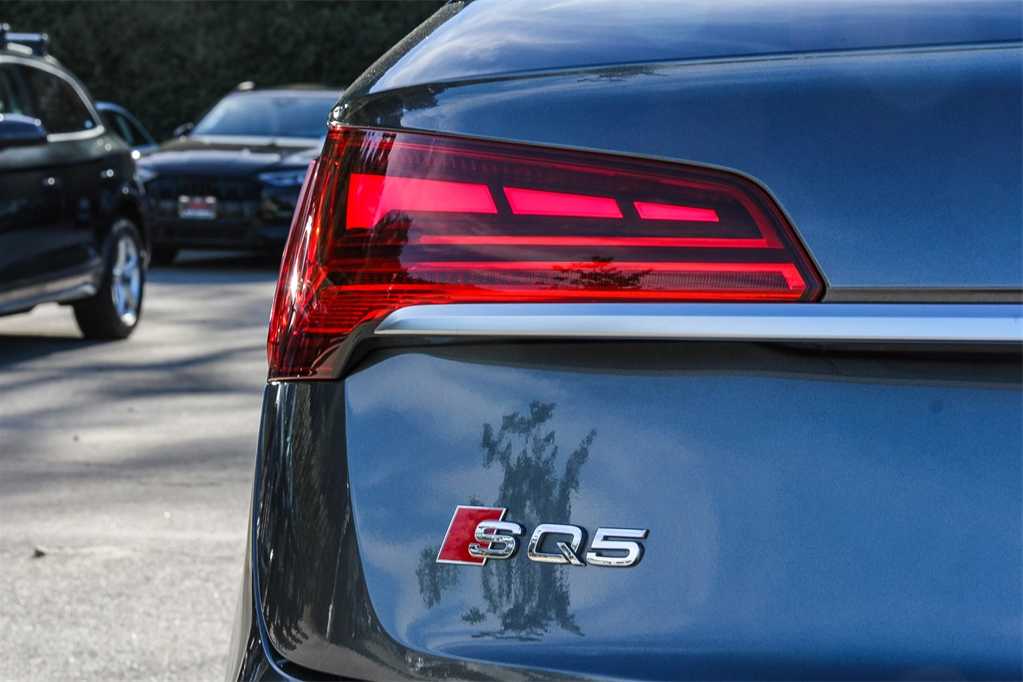 Thumbnail: 2022 Audi SQ5 - 11