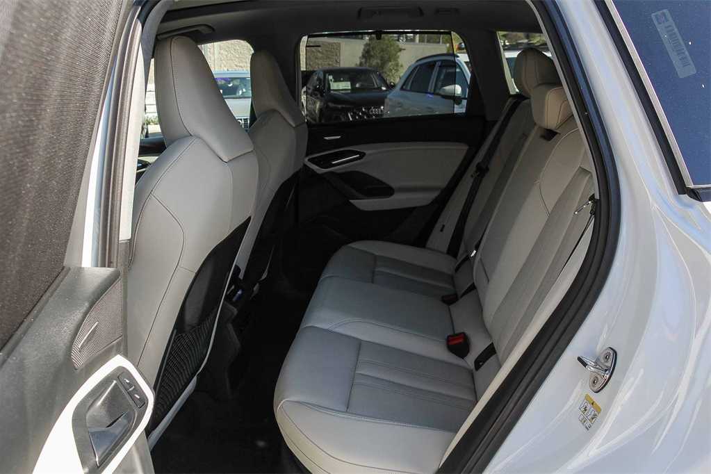 Thumbnail: 2025 Audi Q6 e-tron - 17