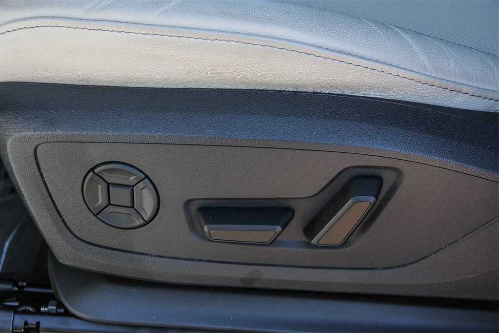 Thumbnail: 2025 Audi Q6 e-tron - 21