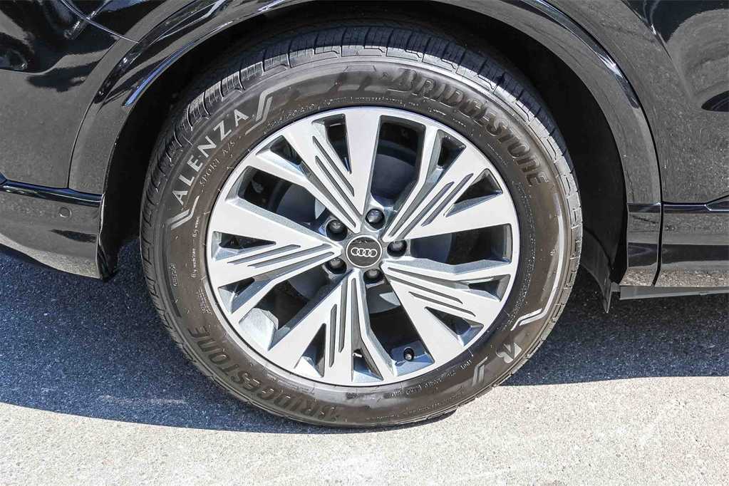 Thumbnail: 2023 Audi Q4 e-tron - 10