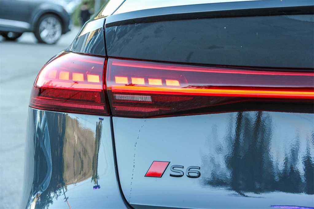 Thumbnail: 2025 Audi e-tron S - 11
