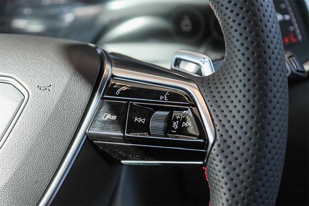 Thumbnail: 2025 Audi RS 6 - 16