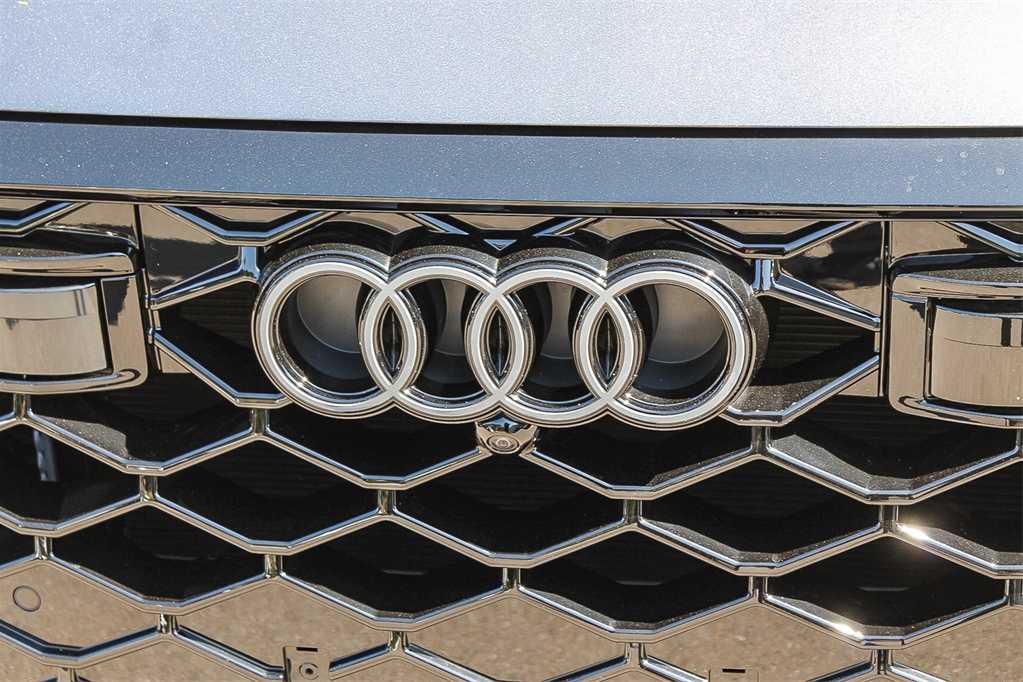 Thumbnail: 2025 Audi RS Q8 - 9