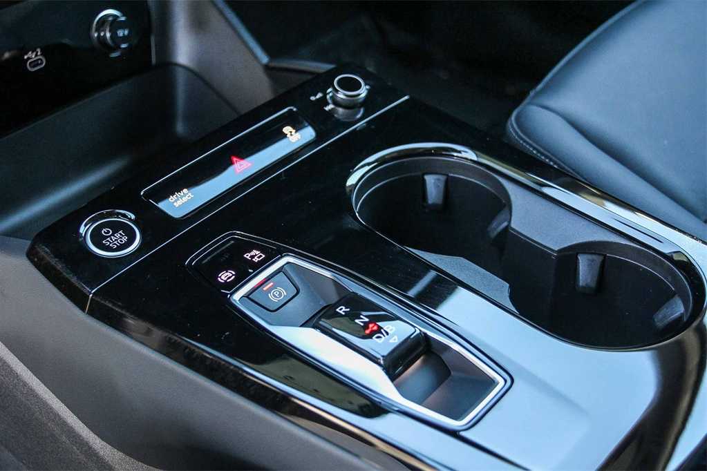 Thumbnail: 2025 Audi Q6 e-tron - 20