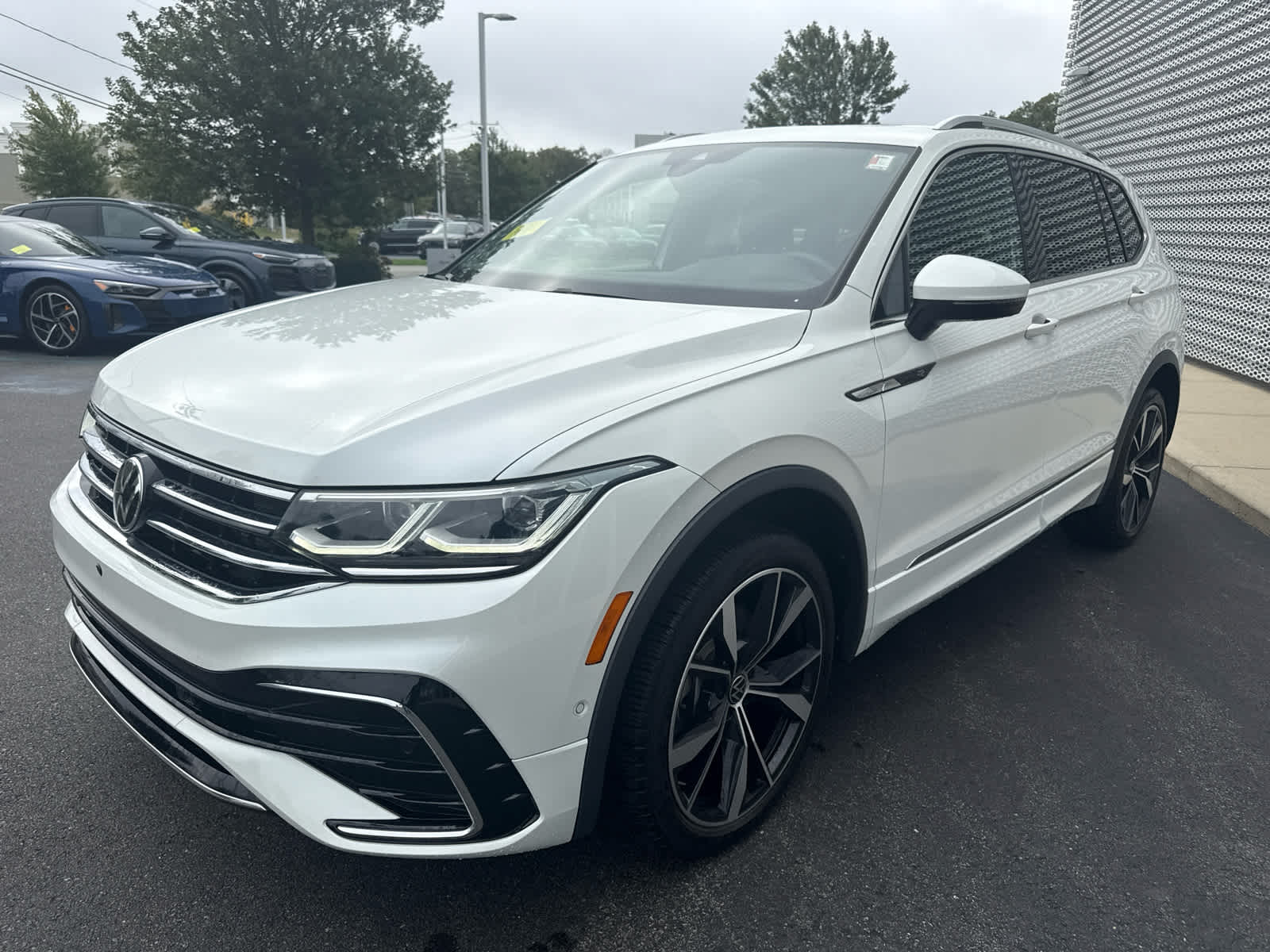 2023 Volkswagen Tiguan SEL R-Line Black photo 2