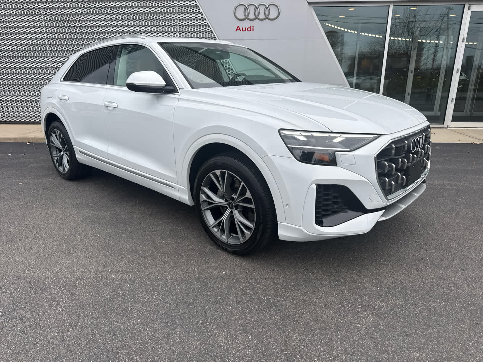 2025 Audi Q8 Premium Plus photo 2