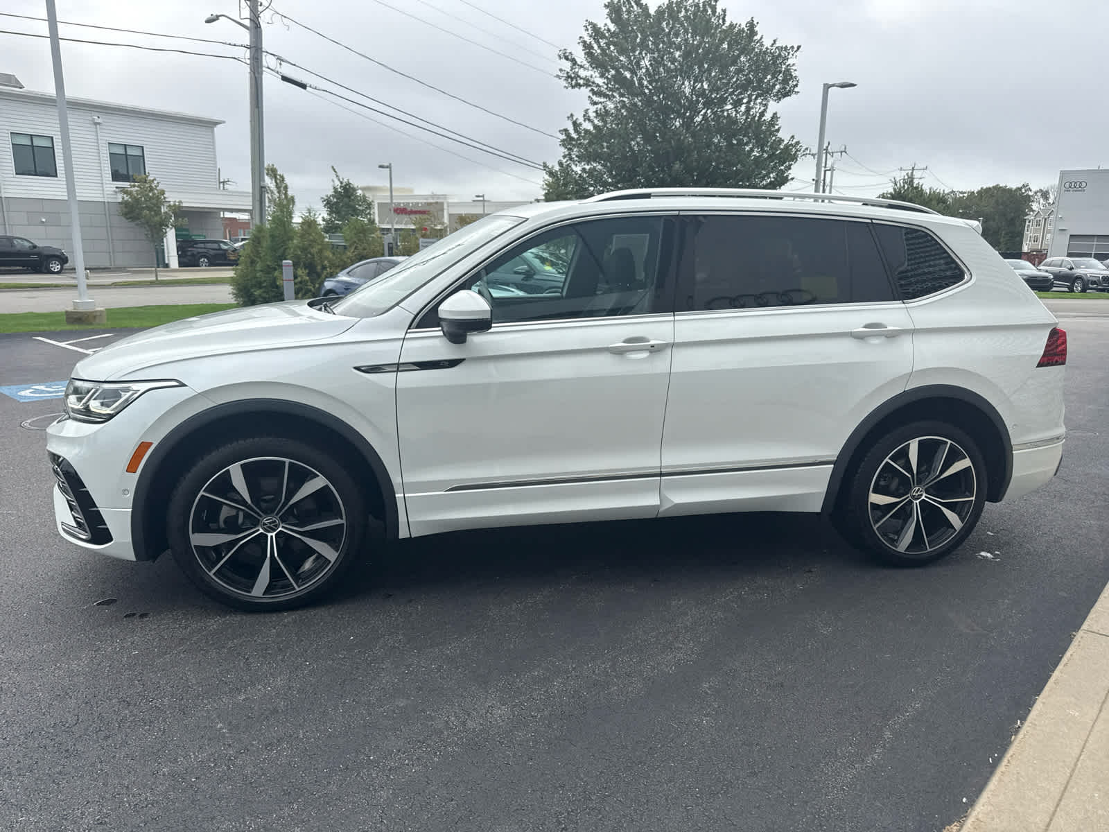 2023 Volkswagen Tiguan SEL R-Line Black photo 3