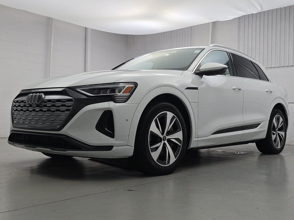  Audi Q8 e-tron