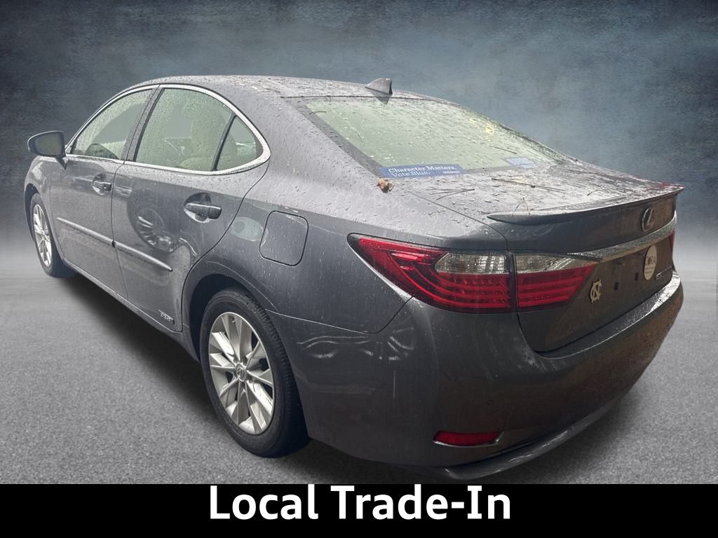 2015 Lexus ES 300h photo 2