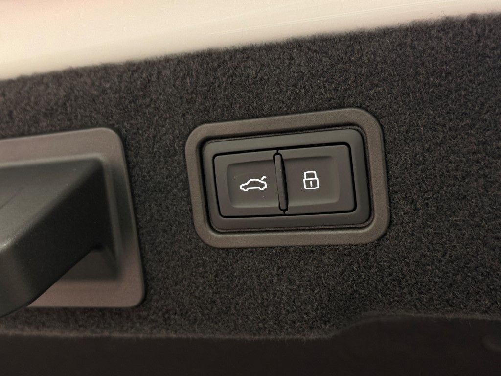 2025 Audi A8 Base - Photo 30