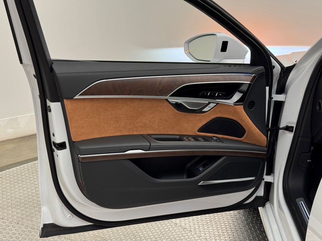 2025 Audi A8 Base - Photo 31