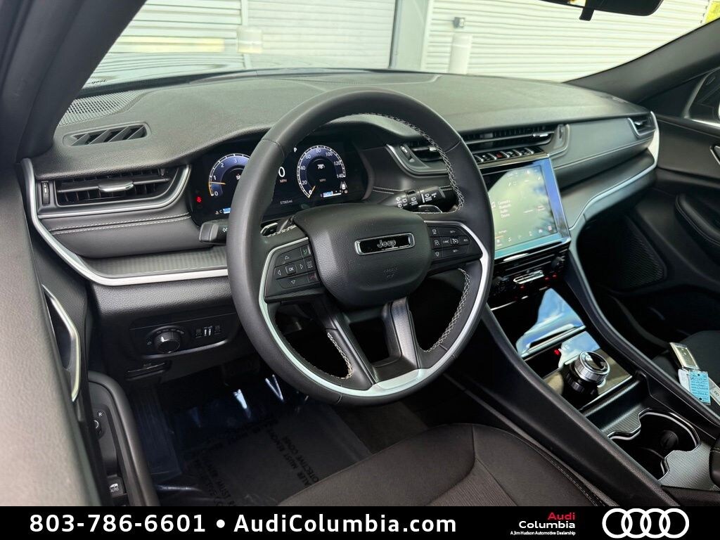 Used 2025 Jeep Grand Cherokee L Laredo SUV