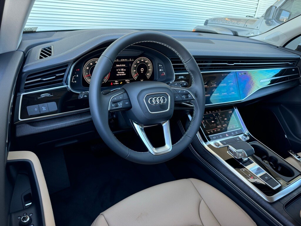 2025 Audi Q7 55 Premium Plus photo 3