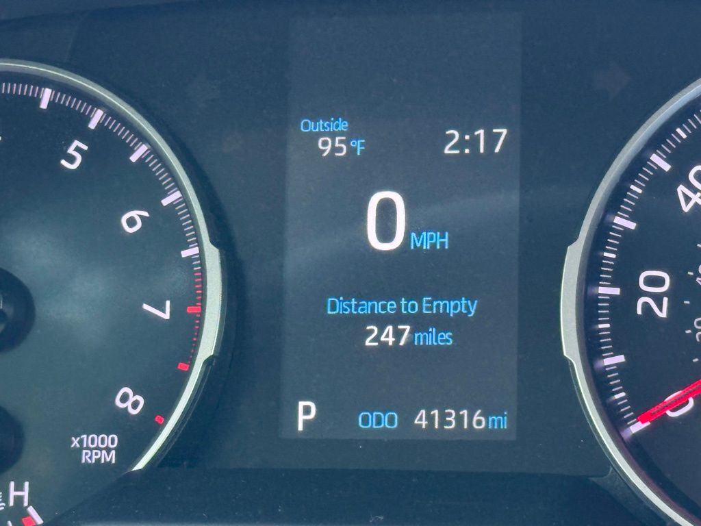2020 Toyota RAV4 LE photo 3