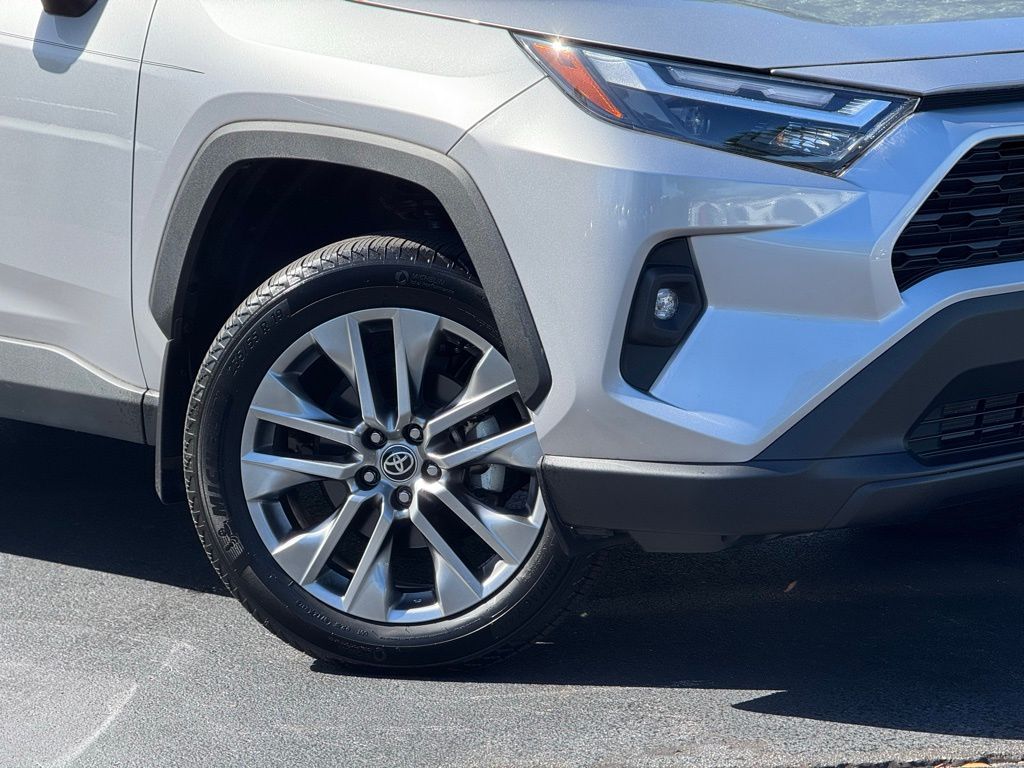 2023 Toyota RAV4 XLE Premium photo 4