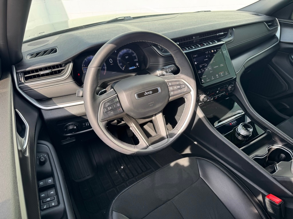 Used 2025 Jeep Grand Cherokee L Laredo SUV