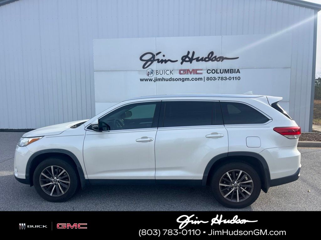 Used 2019 Toyota Highlander XLE V6 SUV
