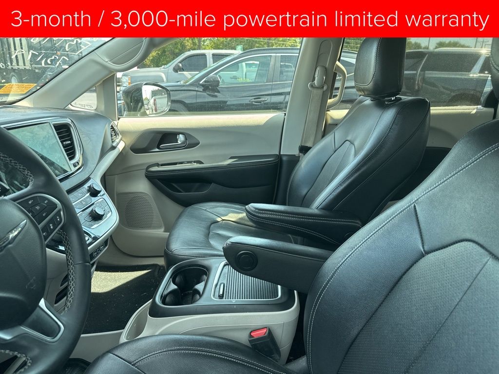 2022 Chrysler Pacifica Touring L photo 3