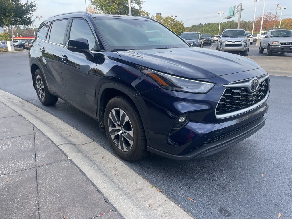 2024 Toyota Highlander XLE photo 2