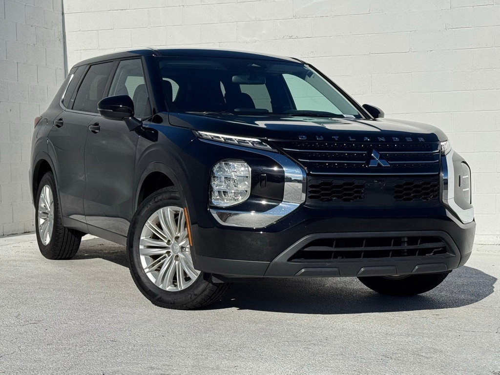 Used 2024 Mitsubishi Outlander ES SUV