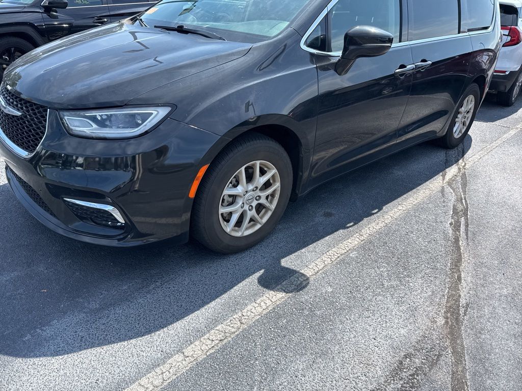 2022 Chrysler Pacifica Touring L photo 2