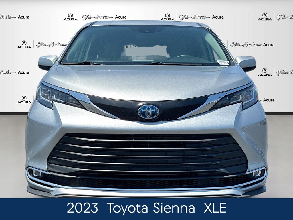 2023 Toyota Sienna XLE photo 3