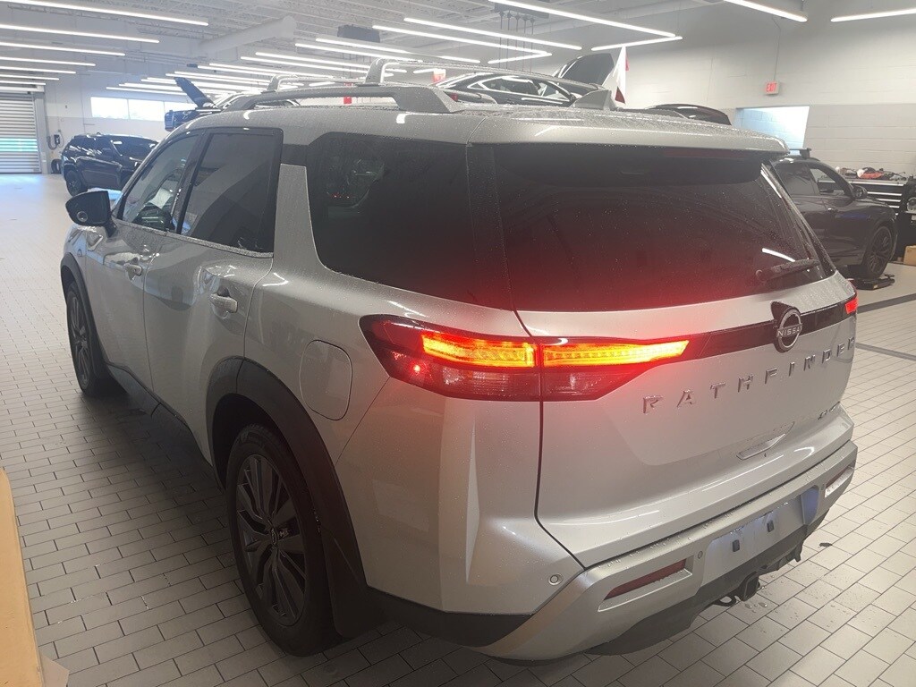 2022 Nissan Pathfinder SL photo 3